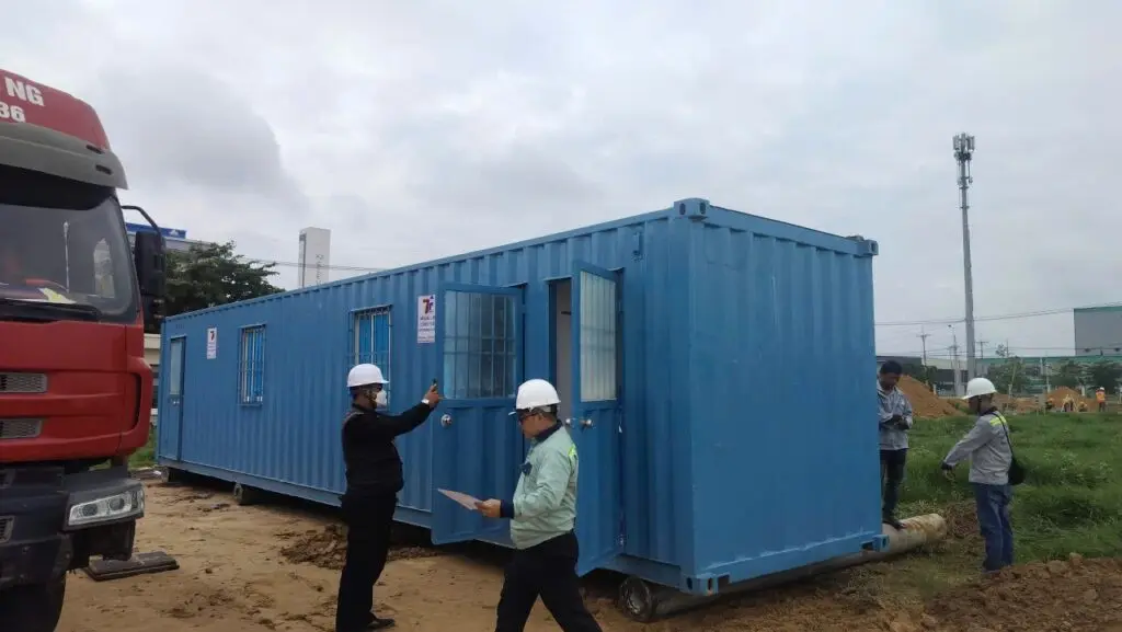Đại diện nhà thầu kiểm tra container văn phòng 40ft sơn xanh dương tại KCN Nhơn Trạch 3