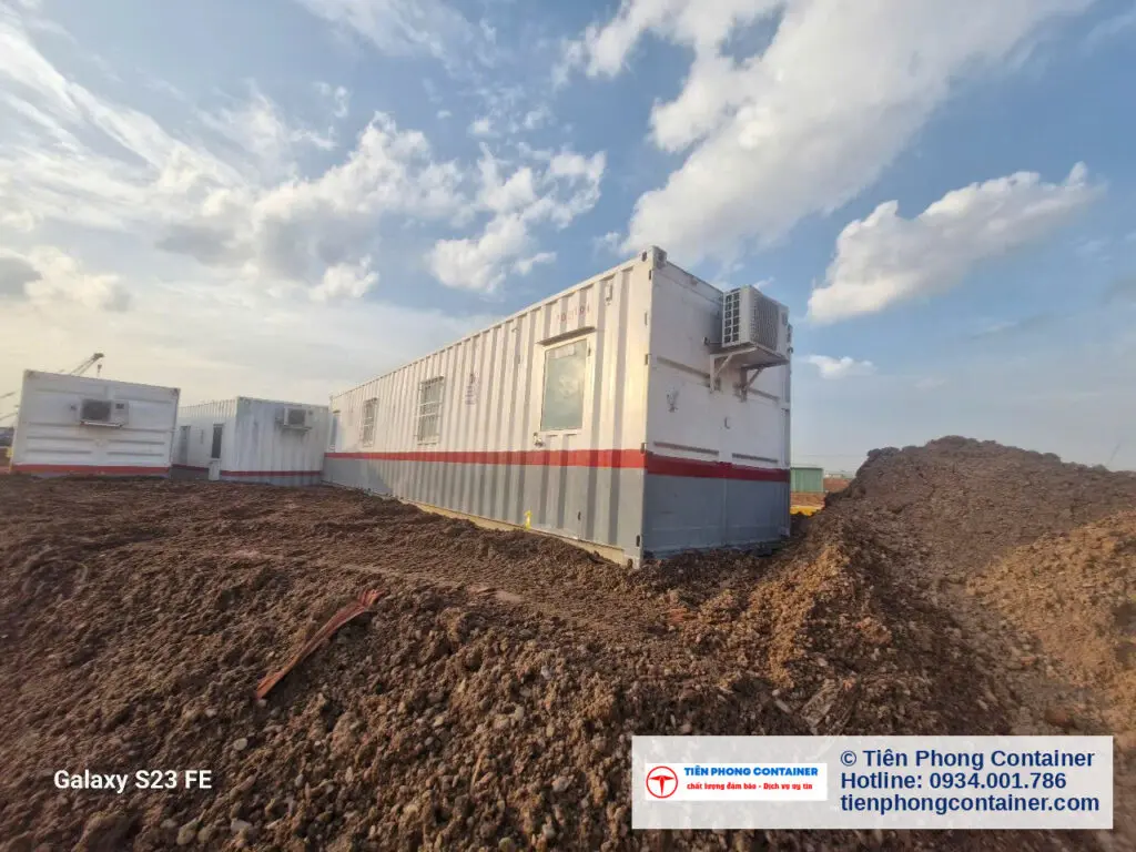 Dãy container văn phòng 40ft đặt song song trên mặt bằng công trường Sân bay Long Thành
