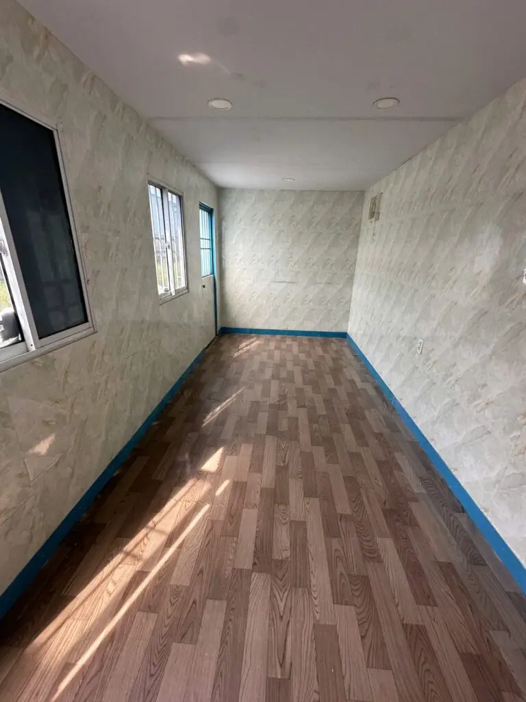Góc phòng làm việc bên trong container văn phòng 20ft có cửa sổ lấy sáng tại Ninh Thuận
