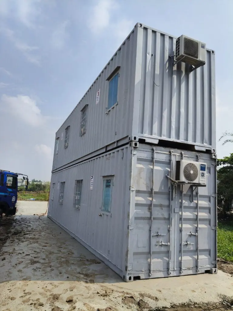 Hai container văn phòng 40ft xếp chồng hai tầng, mỗi tầng có máy lạnh riêng tại Đức Hòa