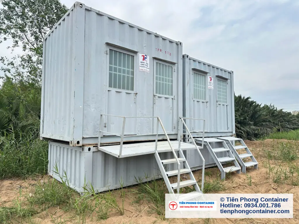 Hai container vệ sinh 10ft đặt chồng trên container nền, có sàn thao tác và cầu thang thép tại Thủ Đức