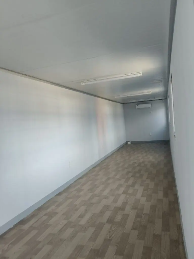 Hành lang bên trong container văn phòng 40ft sàn vinyl, vách panel trắng tại KCN Phước Đông