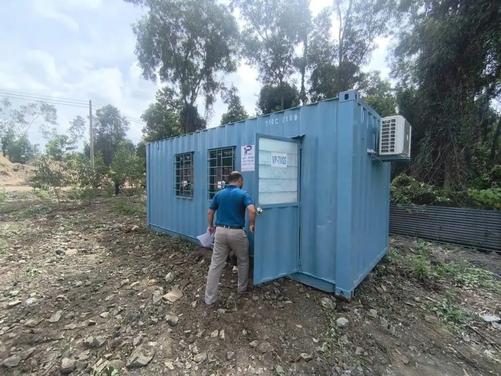 Khách hàng kiểm tra cửa và cửa sổ container văn phòng 20ft sơn xanh tại Thạnh Lợi