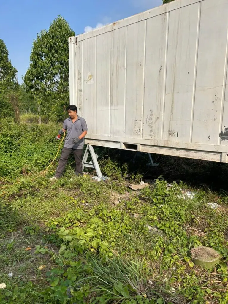 Kỹ thuật viên kiểm tra chân chống và thân vỏ container lạnh 20ft tại Củ Chi