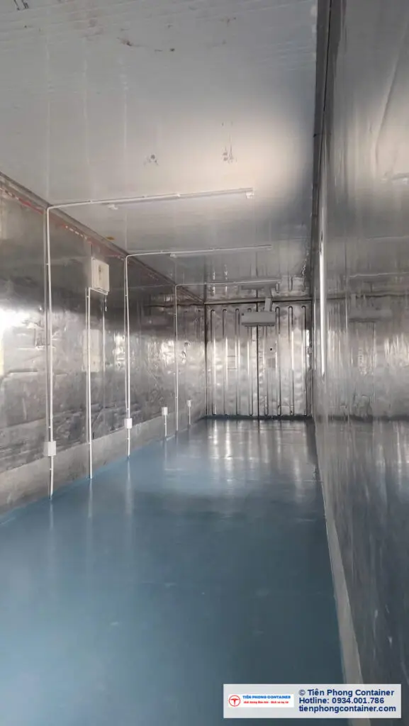 Lối đi dài bên trong container 40ft có vách dán cách nhiệt ánh bạc và sàn sơn xanh tại Thủ Đức