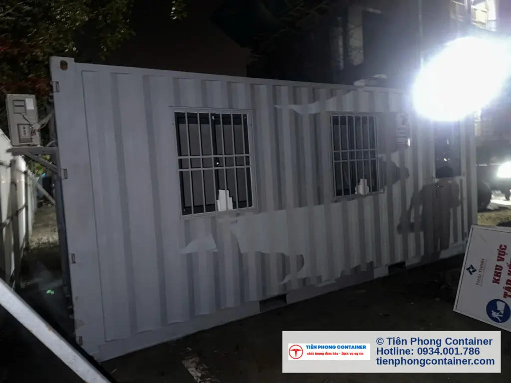 Mặt bên container văn phòng 20ft cửa sổ khung bảo vệ chụp dưới đèn pha ban đêm tại Thủ Đức