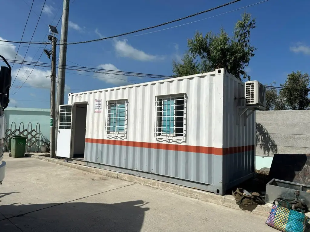 Mặt bên container văn phòng 20ft lắp máy lạnh treo ngoài, cửa sổ khung bảo vệ tại Hữu Thạnh