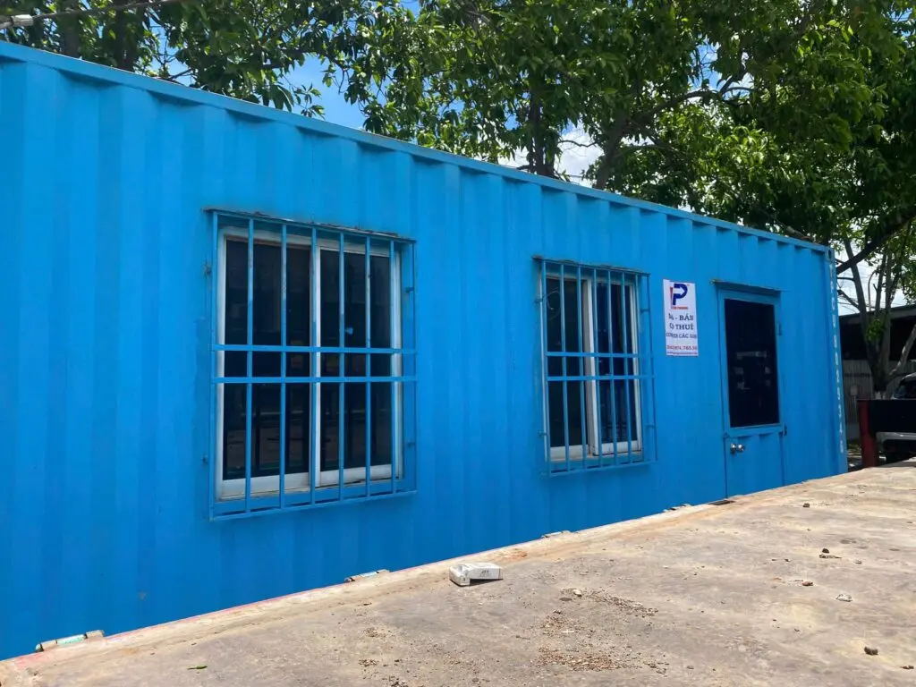 Mặt bên container văn phòng 20ft sơn xanh dương cửa sổ khung bảo vệ tại Biên Hòa