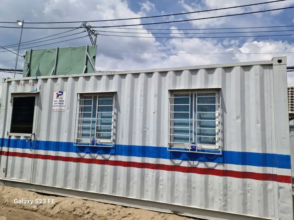 Mặt bên container văn phòng 40ft có máy lạnh treo ngoài và cửa sổ khung bảo vệ tại Nhơn Trạch 3