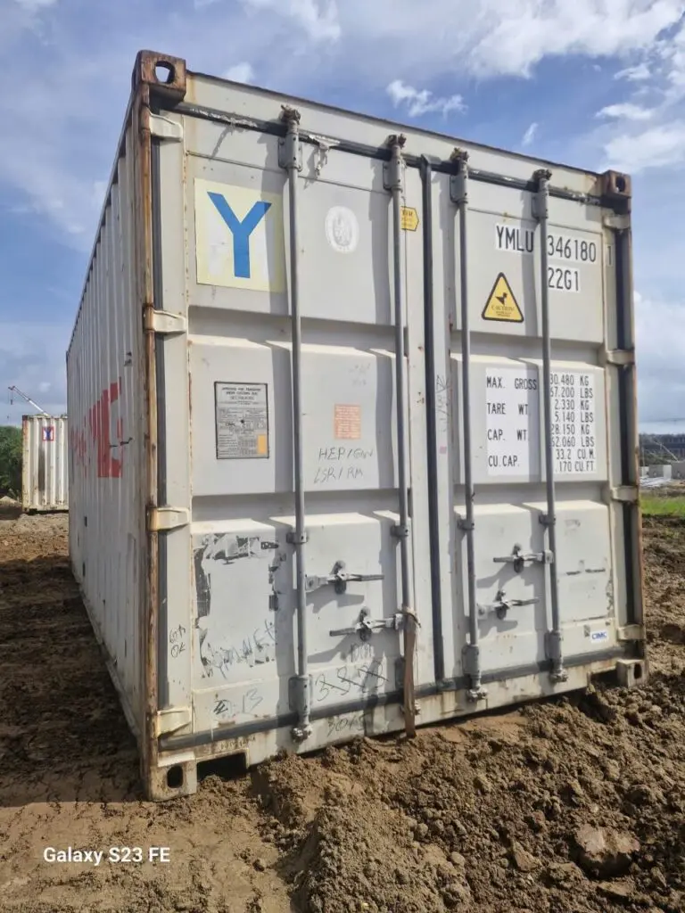 Mặt cửa container kho 20ft đặt trên nền đất cát tại Vũng Tàu