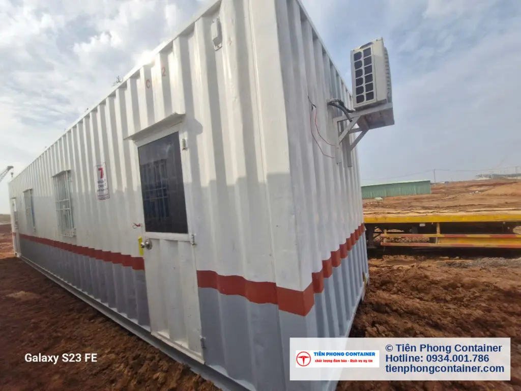 Mặt đầu container văn phòng 40ft lắp máy lạnh treo ngoài và cửa ra vào tại công trường Sân bay Long Thành