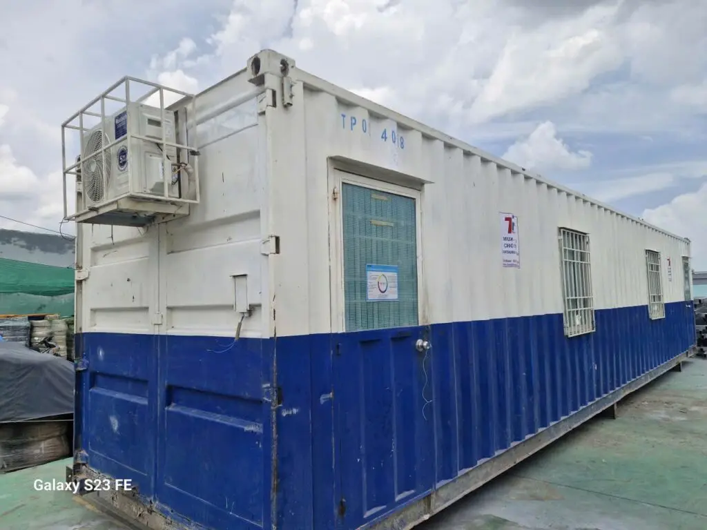 Mặt đầu container văn phòng 40ft lắp máy lạnh treo ngoài và cửa ra vào tại cảng Long Bình