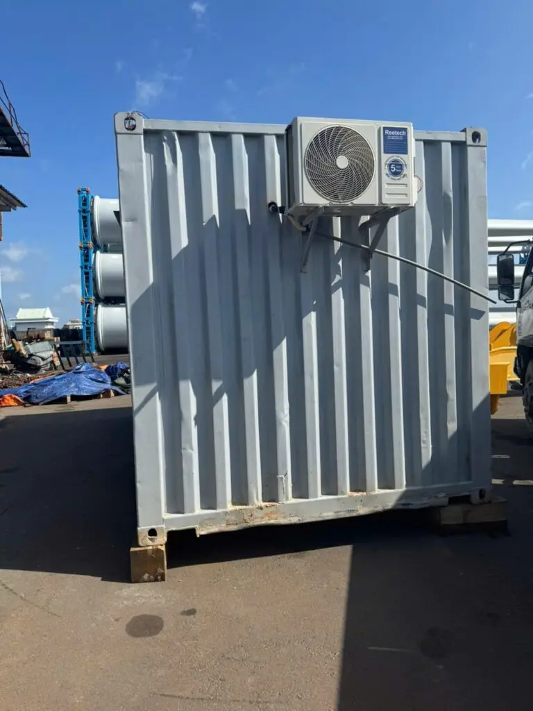 Mặt sau container văn phòng 20ft lắp máy lạnh giữa bãi cảng Thị Vải