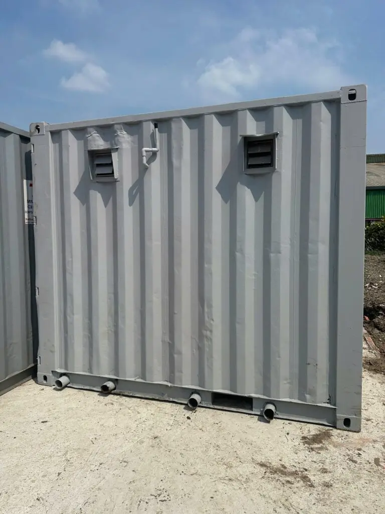 Mặt sau container vệ sinh 10ft có lam gió thông khí và ống thoát nước tại Củ Chi