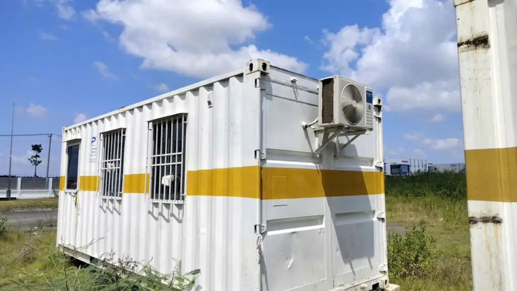 Máy lạnh treo ngoài và cửa sổ khung bảo vệ trên container văn phòng tại KCN Long Hậu
