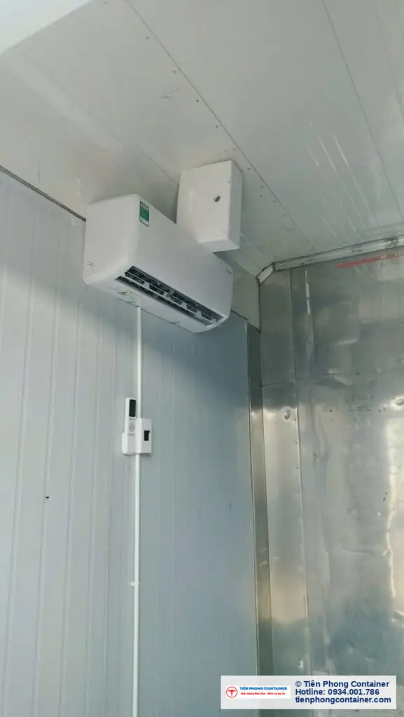 Máy lạnh treo tường bên trong container văn phòng 40ft vách panel trắng tại Thủ Đức