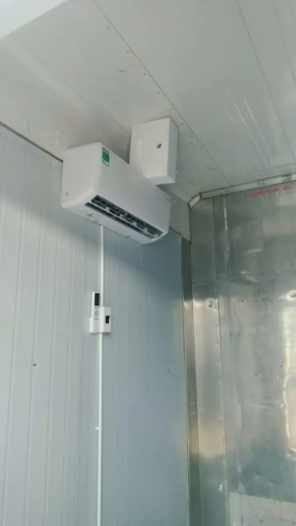 Máy lạnh treo tường bên trong container văn phòng 40ft vách panel trắng tại Thủ Đức