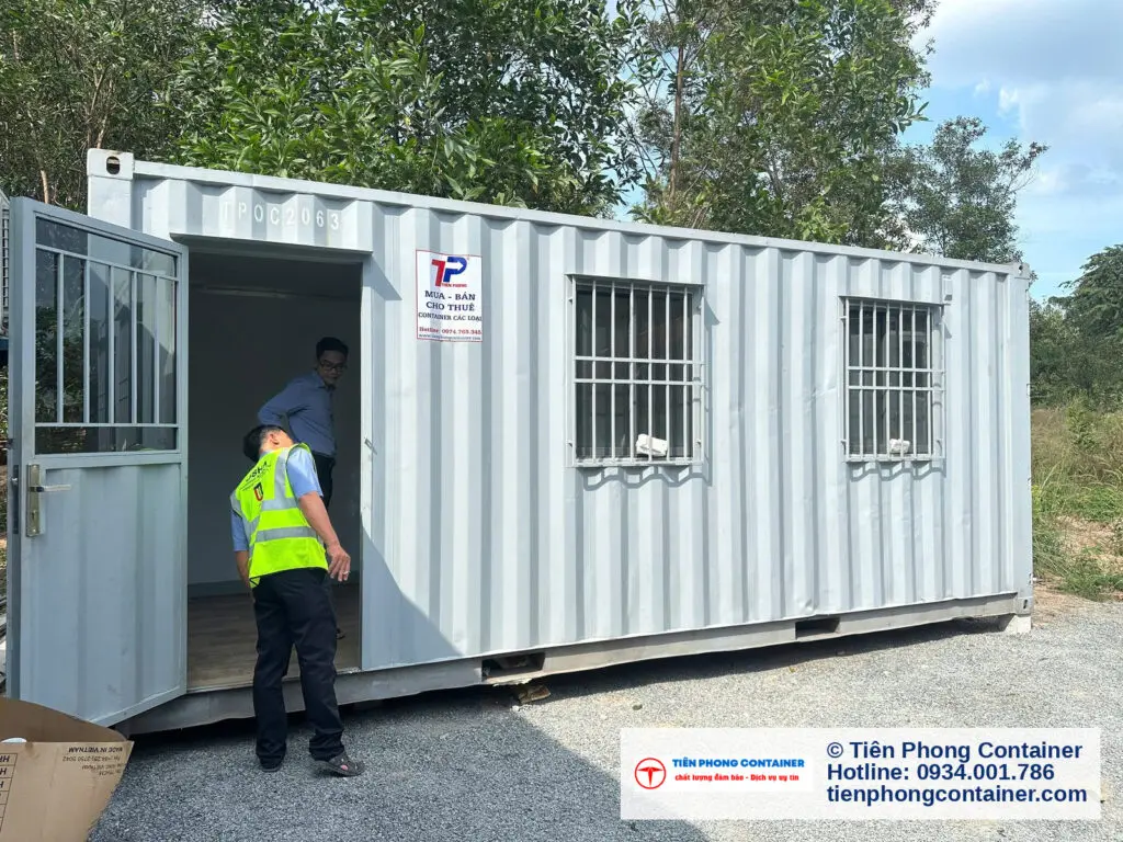 Mở cửa container văn phòng 20ft kiểm tra bên trong khi bàn giao tại Thủ Dầu Một