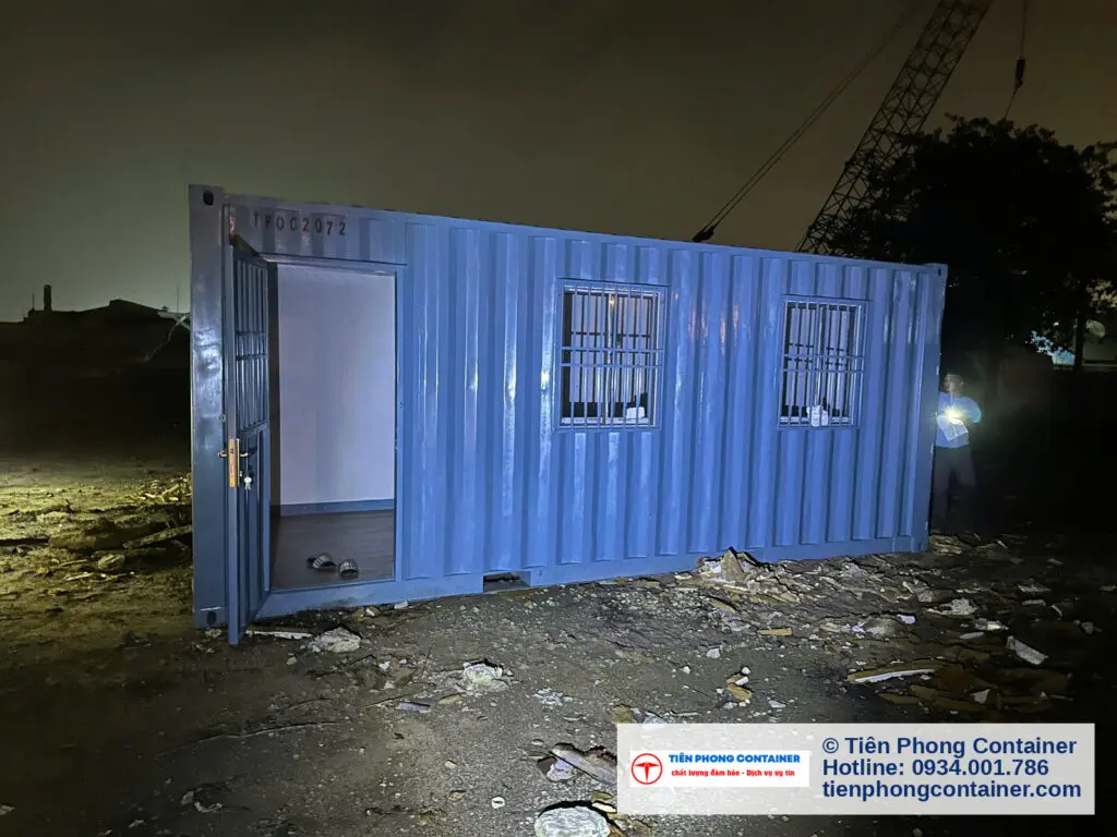 Mở cửa container văn phòng 20ft xanh ngọc kiểm tra bên trong ban đêm tại Tân Bình