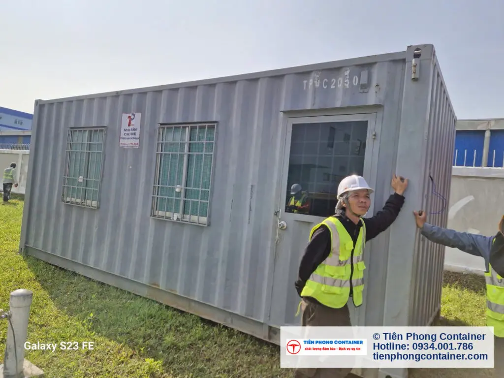 Nhân viên kỹ thuật đội mũ bảo hộ kiểm tra container văn phòng tại KCN VSIP 2