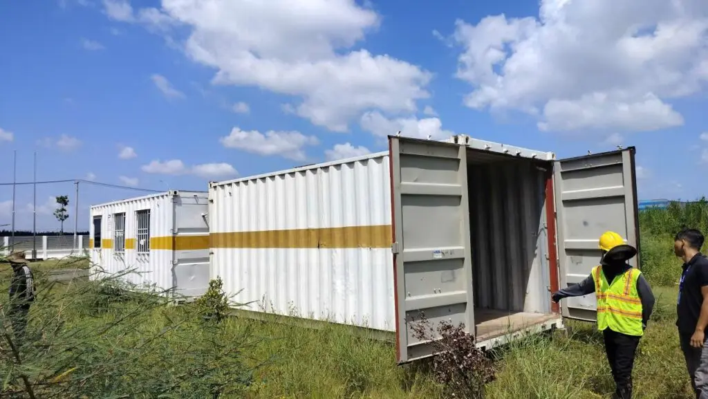 Nhân viên mở cửa container kho 20ft kiểm tra bên trong tại KCN Long Hậu