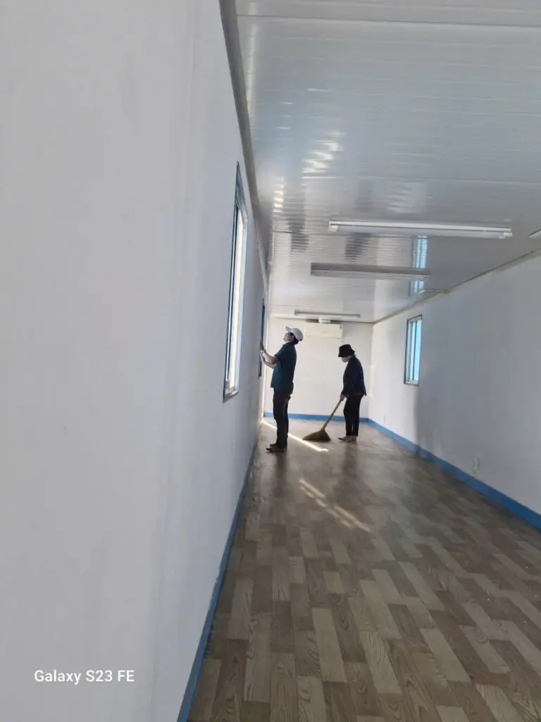 Nhân viên vệ sinh bên trong container văn phòng 40ft trước khi bàn giao tại cảng Long Bình
