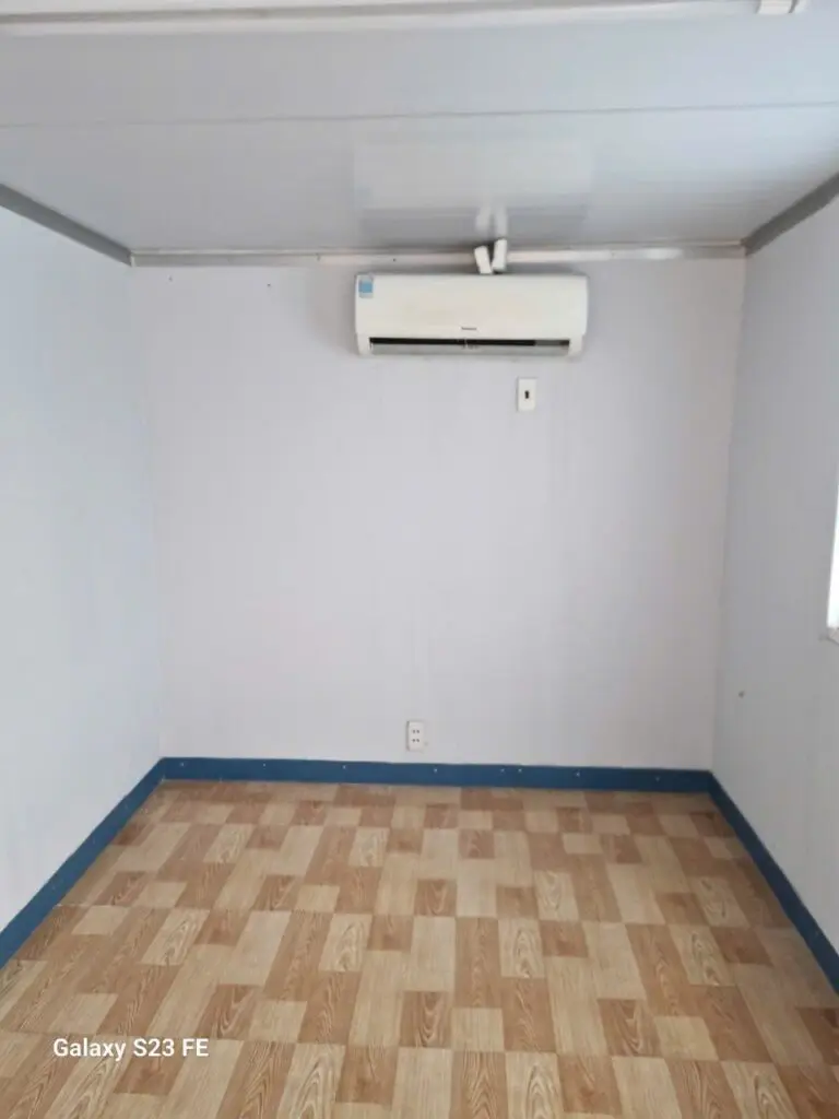 Phòng làm việc bên trong container văn phòng 40ft có sàn vinyl vân gỗ và máy lạnh treo tường tại Nhơn Trạch 3