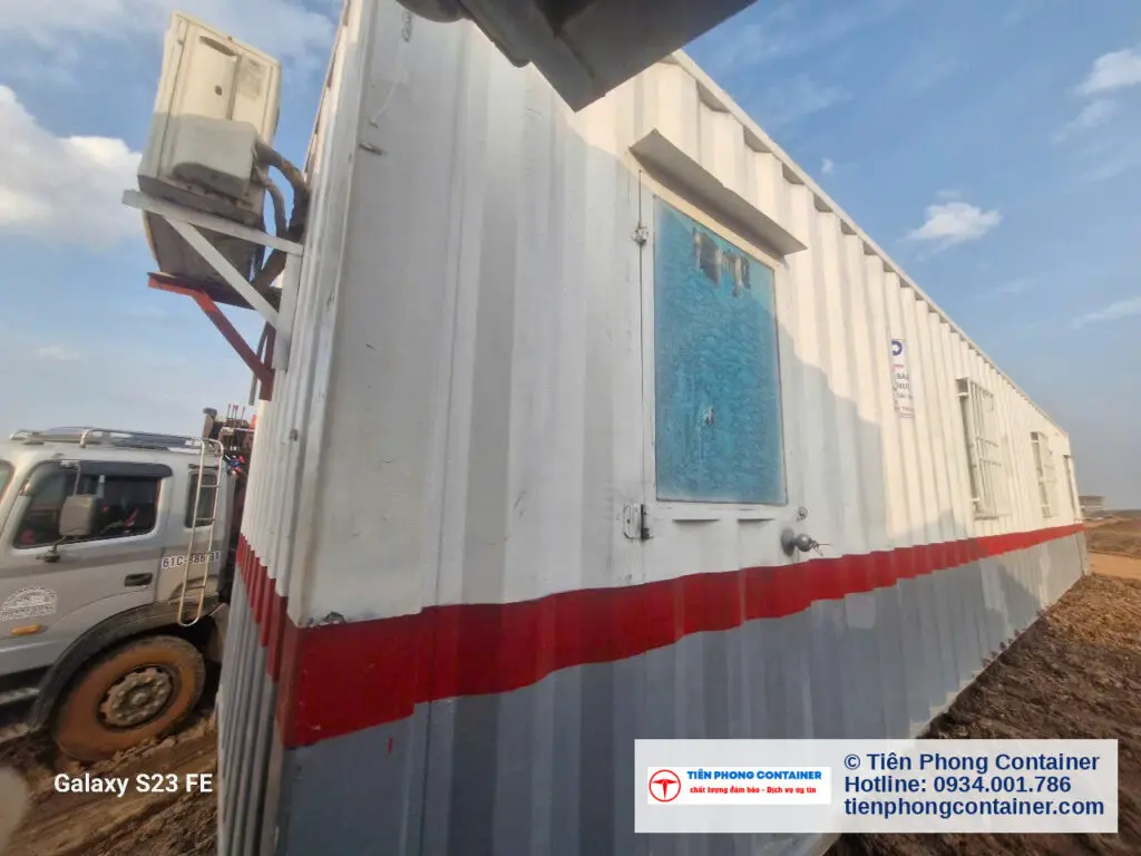 Thân container văn phòng 40ft với cửa sổ khung nhôm kính và vạch sơn nhận diện