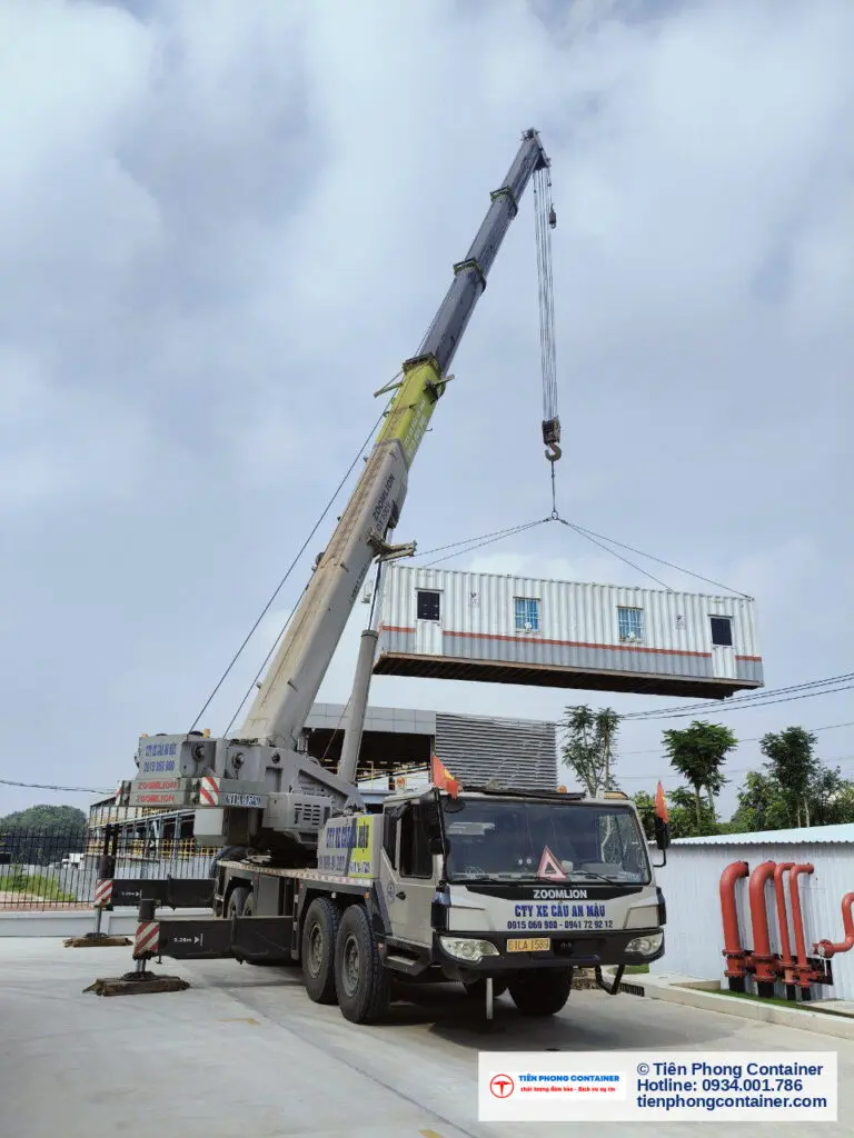 Xe cẩu bánh lốp nâng container văn phòng 40ft vào khuôn viên nhà máy tại Bến Cát Bình Dương