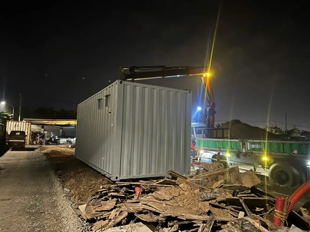 Xe cẩu hạ container văn phòng 20ft có WC trong đêm tại Củ Chi