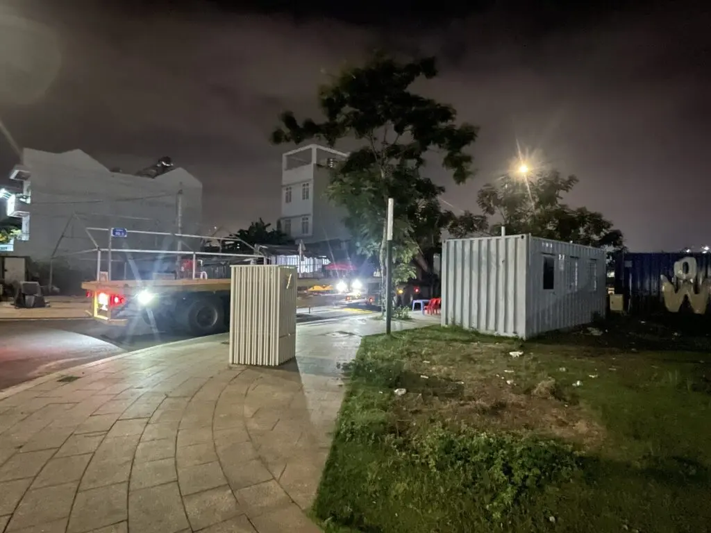 Xe cẩu và container văn phòng 20ft trên vỉa hè Global City Thủ Đức lúc ban đêm