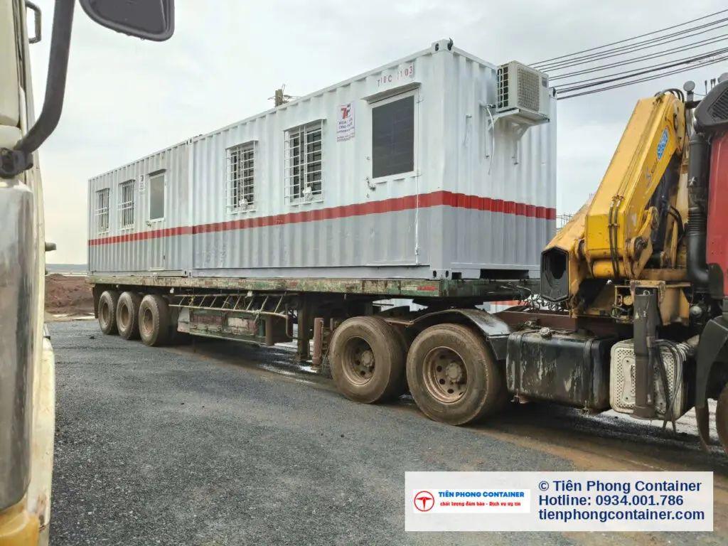Xe đầu kéo chở container văn phòng 20ft sọc đỏ xám vào công trường Sân bay Long Thành