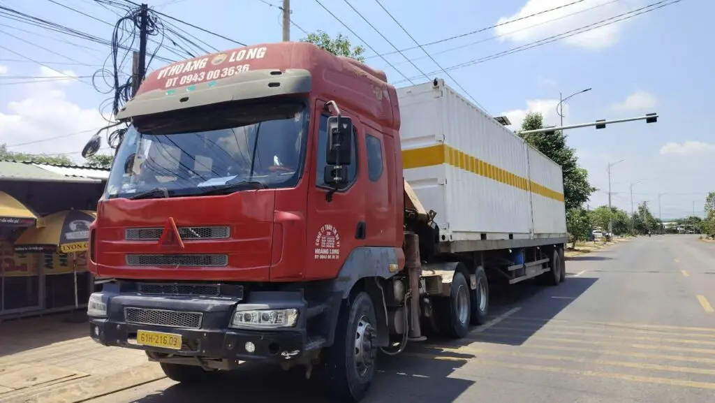 Xe đầu kéo chở container văn phòng 20ft trên đường tới KCN Đất Đỏ