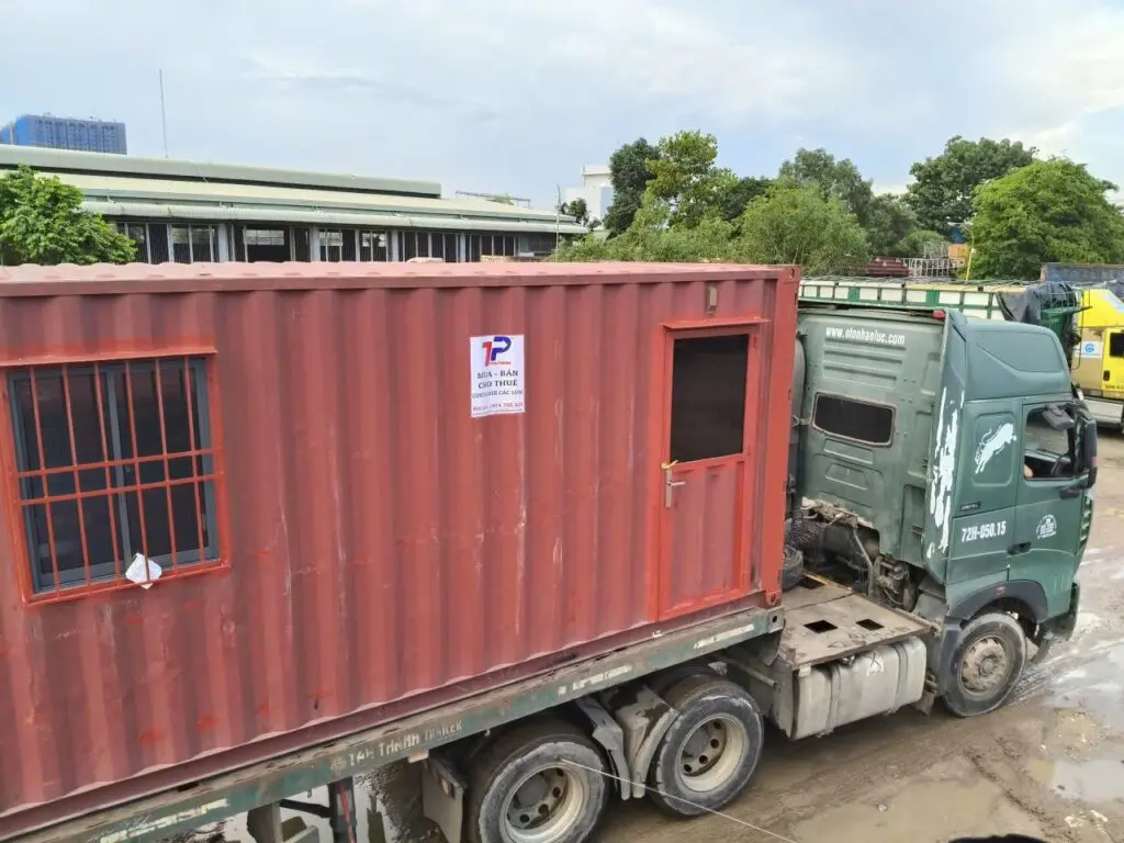 Xe đầu kéo chở container văn phòng 40ft sơn đỏ nâu cửa sổ khung bảo vệ đến Vũng Tàu