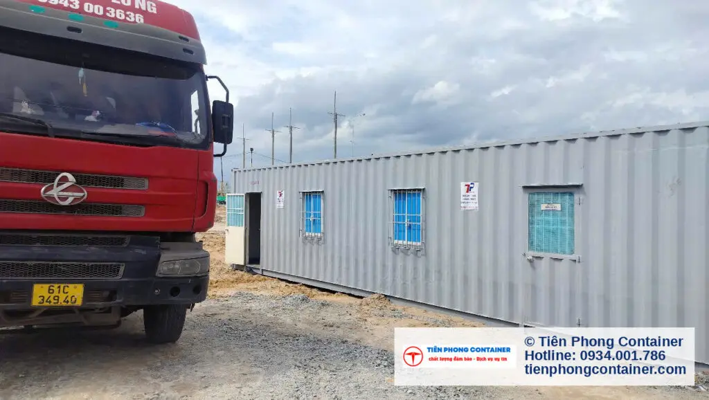 Xe đầu kéo chở container văn phòng 40ft vào công trường KCN VSIP 3