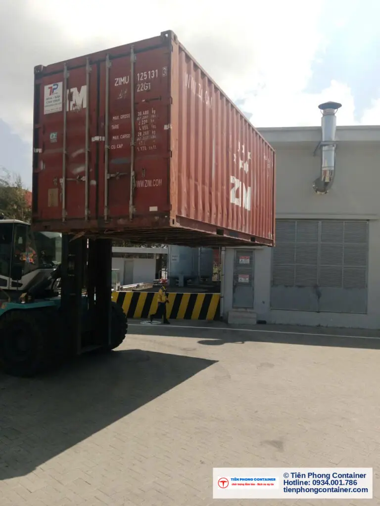 Xe nâng đưa container 20ft vào khu xưởng tại KCN Sóng Thần 3
