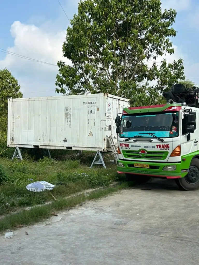 Xe tải gắn cẩu đưa container lạnh 20ft đến vị trí đặt tại Củ Chi