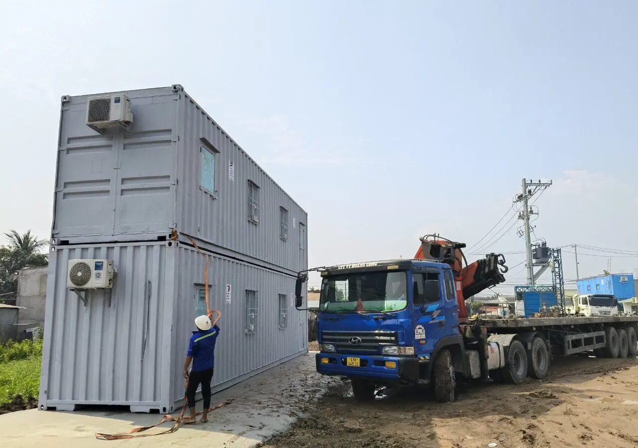 Xe tải gắn cẩu đứng cạnh cụm hai tầng container văn phòng 40ft tại Đức Hòa