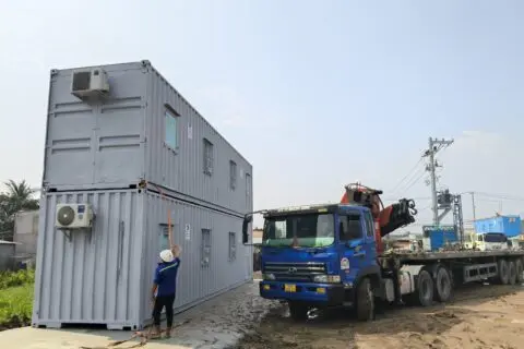 Xe tải gắn cẩu đứng cạnh cụm hai tầng container văn phòng 40ft tại Đức Hòa