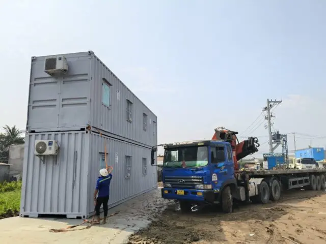 Xe tải gắn cẩu đứng cạnh cụm hai tầng container văn phòng 40ft tại Đức Hòa