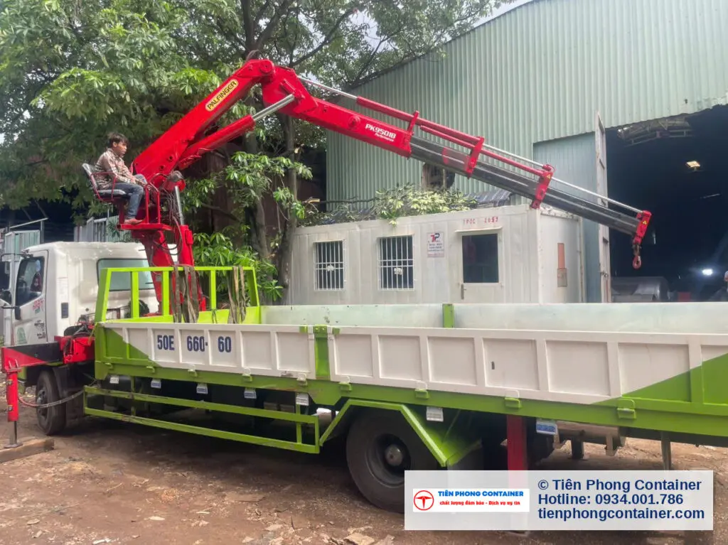 Xe tải gắn cẩu hạ container văn phòng 20ft vào lối hẹp cạnh nhà xưởng tại Thủ Đức