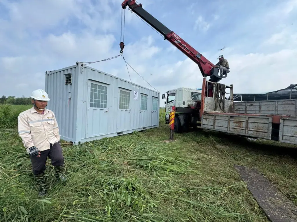 Xe tải gắn cẩu hạ container vệ sinh 20ft xuống bãi cỏ tại Lâm Đồng