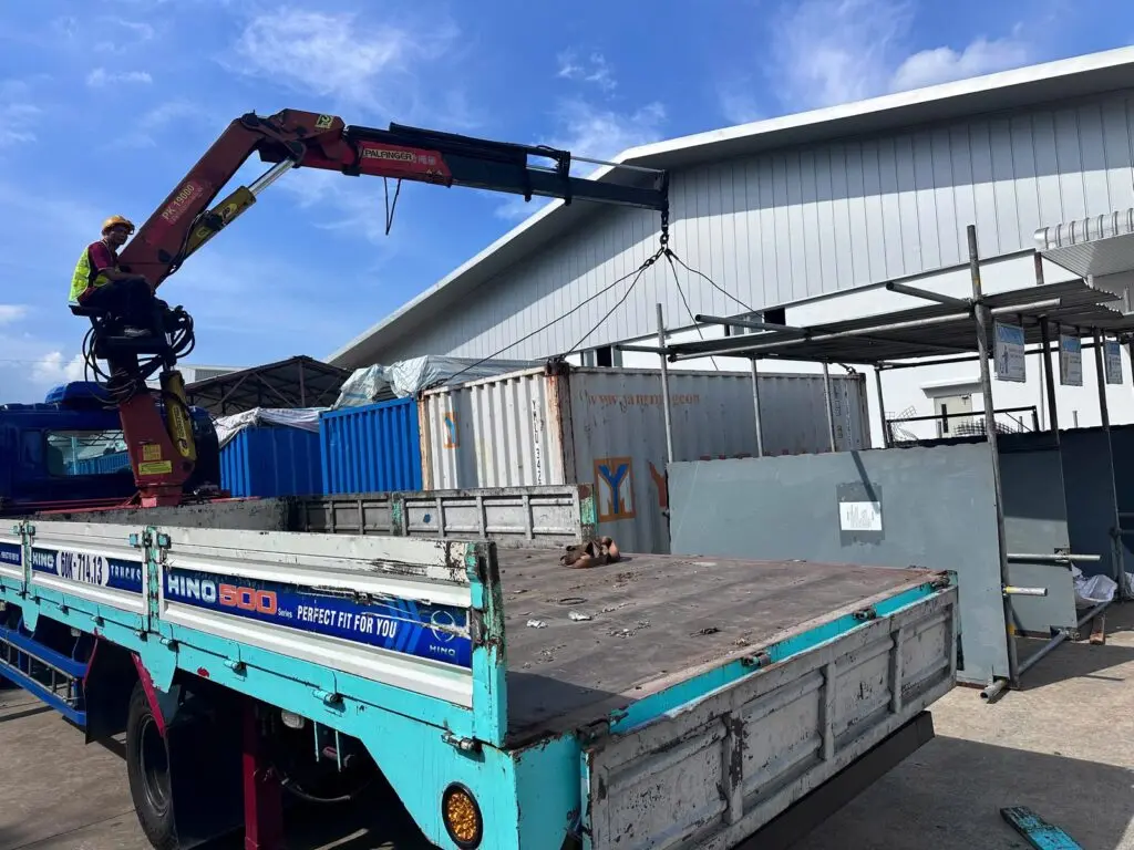 Xe tải gắn cẩu nâng container kho 20ft qua nhà xưởng tại Biên Hòa