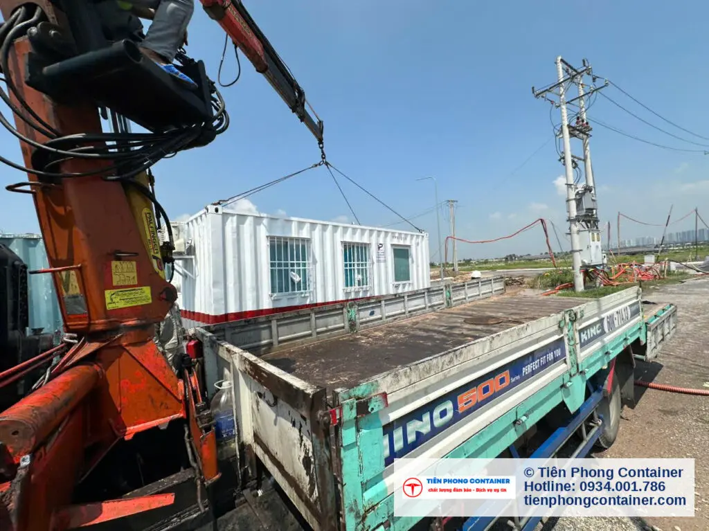Xe tải thùng lửng gắn cẩu hạ container văn phòng 20ft trắng sọc đỏ tại Aqua City